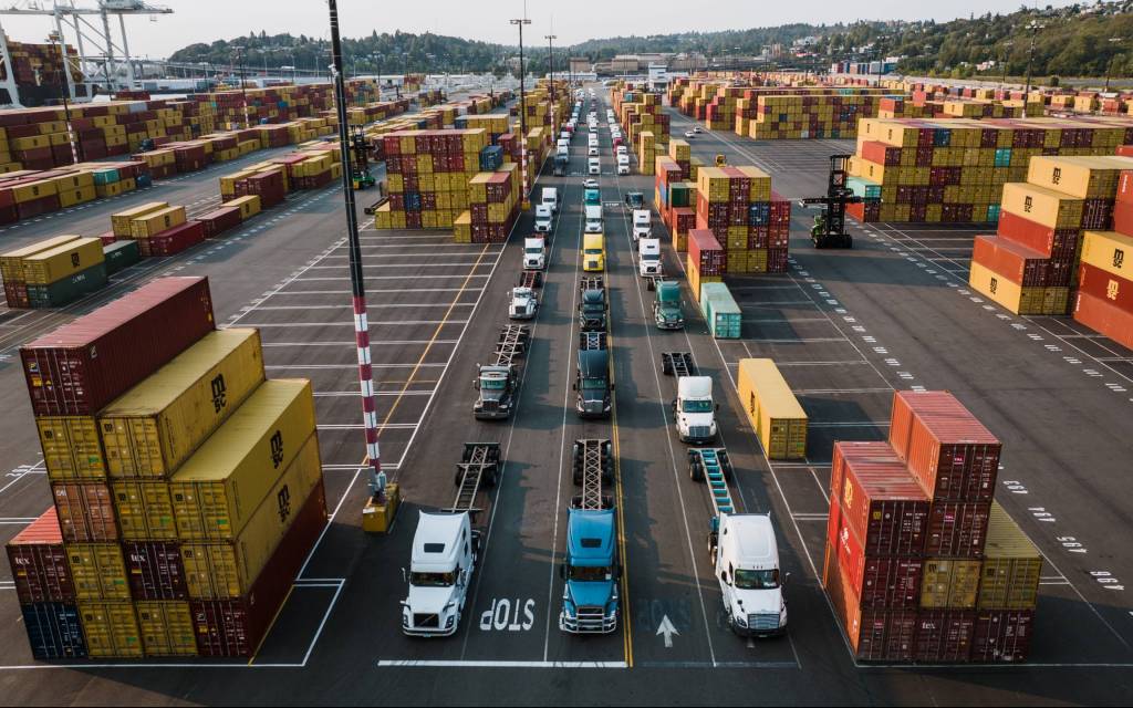 Camiones en un puerto utilizando un complemento carta porte 2023
