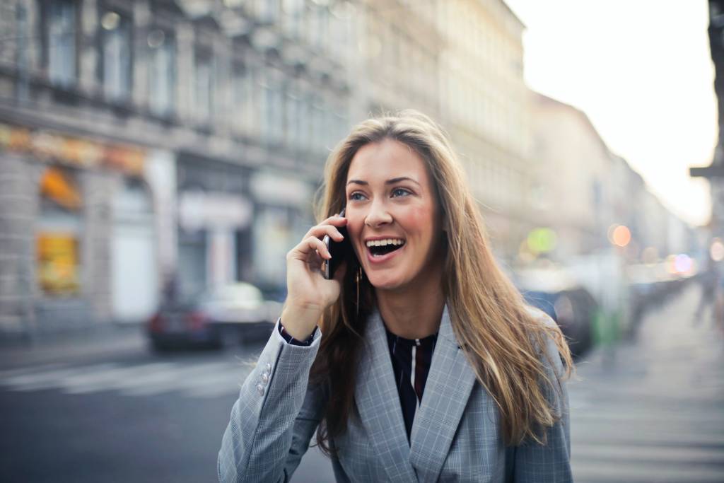 Mujer con smartphone en la mano en un proceso de comunicación con el cliente
