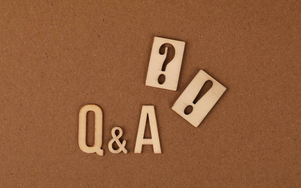 Panel simbolizando los sistemas de Q&A con letras.