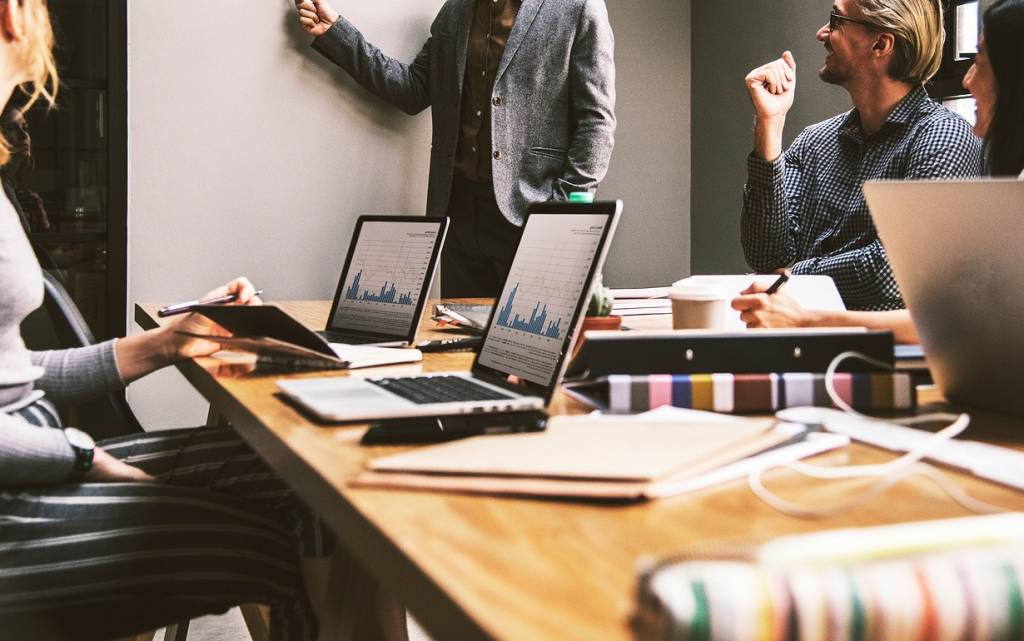 Equipo de una empresa de telecomunicaciones trabaja sobre la gestión de datos.
