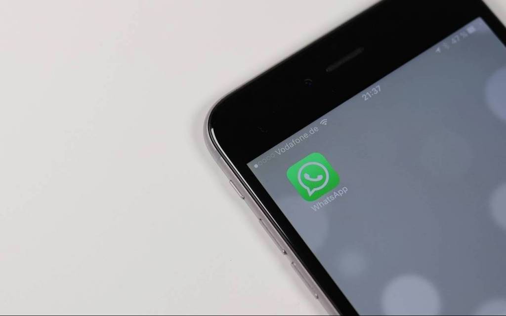 Smartphone con chatbot de WhatsApp