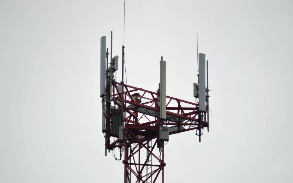 Antena telefónica representando empresas de servicios públicos