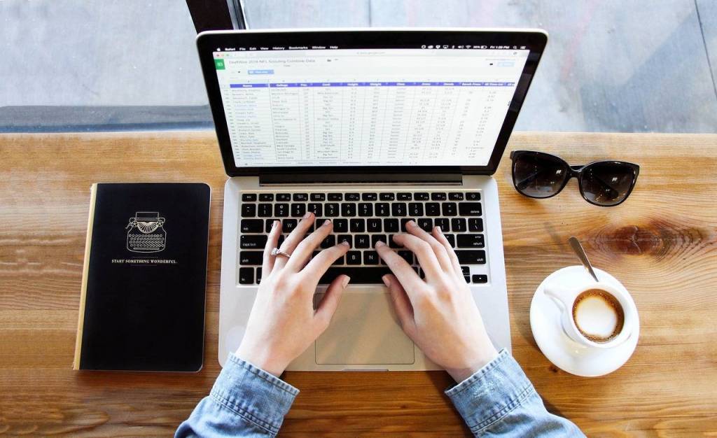 ersona trabajando en una pc en nuevas disposiciones para facturación electrónica