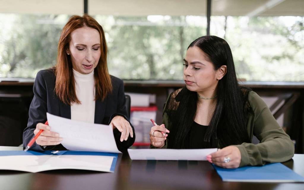 Dos mujeres trabajando en la generación de comprobante fiscal