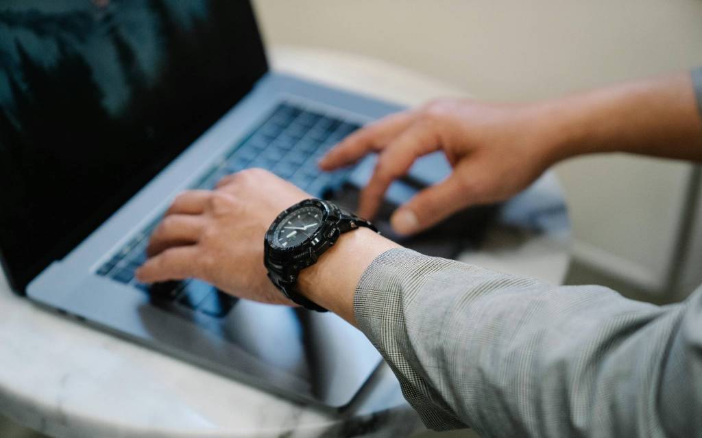 manos de una persona usando un software de gestión fiscal en una computadora