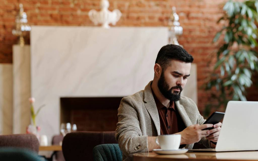 Cliente realizando una gestión del seguro gracias a la IA en el sector de seguros