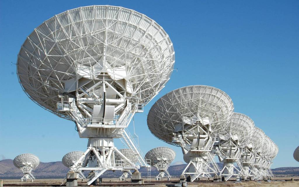 Antenas simbolizando la IA en telecomunicaciones